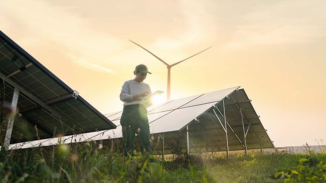 Energiewende_junge Frau mit erneuerbaren Energien