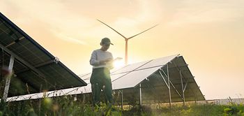 Energiewende_junge Frau mit erneuerbaren Energien