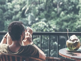 Entspannung: Mann legt die Füße hoch