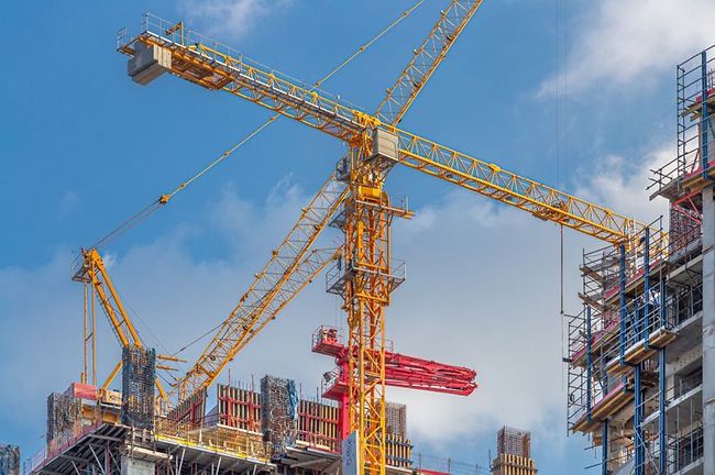 Branche sieht Gebäudetyp E als Lösung: Iran-Krieg macht den Wohnungsbau noch teurer