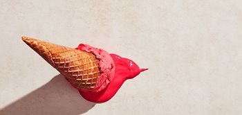 Erdbeereis mit Waffelkegel auf den Boden gefallen