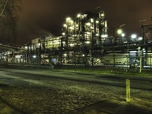 Erdoel-Raffinerie, Hamburger Hafen, Nachtaufnahme