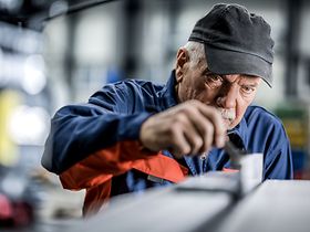 Erfahrener Qulitätsprüfer