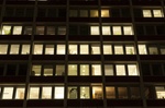 erleuchtete Büroräume bei Nacht