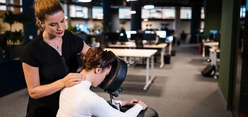 Erschöpfte junge Frau Massage