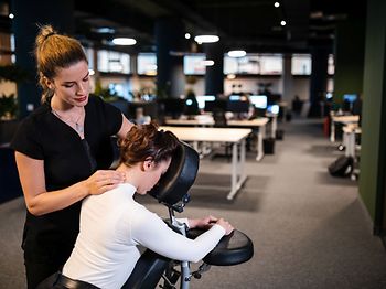 Erschöpfte junge Frau Massage