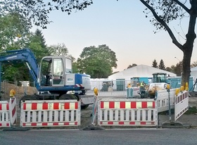 Erstunterkunft für Flüchtlinge mit Baustelle im Vordergrund