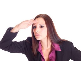 Erwachsene Frau guckt in die Ferne