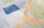 EU-Flagge auf Weltkarte