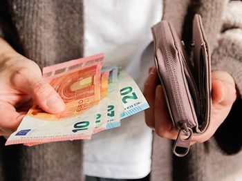 Euro-Banknoten in der Hand