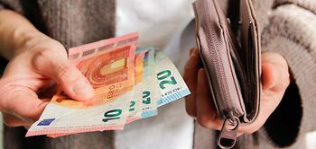 Euro-Banknoten in der Hand