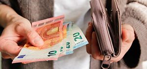 Euro-Banknoten in der Hand