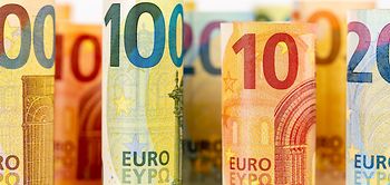 Euro-Scheine gerollt