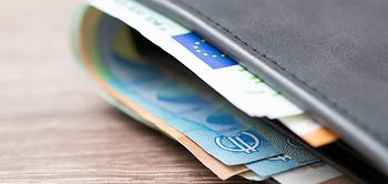 Euro-Scheine in Geldbörse