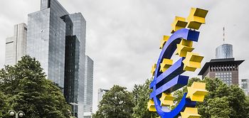 Euro-Symbol vor Hochhaus