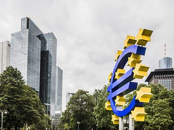 Euro-Symbol vor Hochhaus