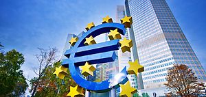 Euro-Symbol vor Hochhaus