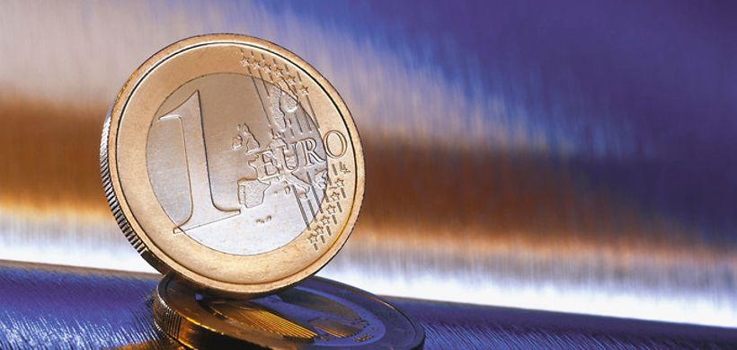 Euromuenze steht auf zweiter Muenze, Metallhintergrund