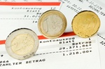 Euromünzen auf Kontoauszug mit Habensaldo