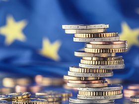 Euromünzen vor Flagge