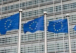 Europaeische Flaggen vor dem Kommissionsgebaeude in Bruessel