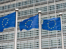 Europaeische Flaggen vor dem Kommissionsgebaeude in Bruessel