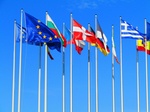 Europa-Flaggen vor blauem Himmel