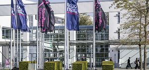 Expo Real Messehalle Eingang Messe Fahnen