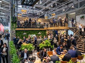 Expo Real Messe Getümmel Menschen Gespräche