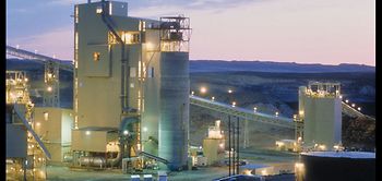 Fabrik bei Dämmerung