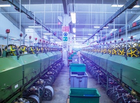 Fabrikhalle mit mehreren Maschinen