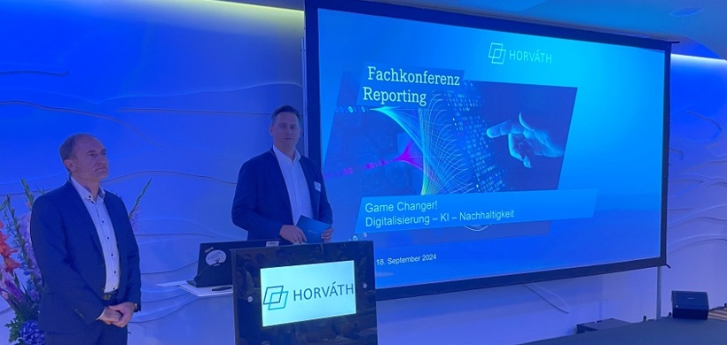 Jens Gräf (links) und Dr. Johannes Isensee moderierten die Reporting Fachkonferenz 2024.