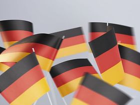 Faehnchen in den deutschen Nationalfarben