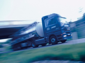 Fahrender LKW mit Tankauflieger, Bewegung