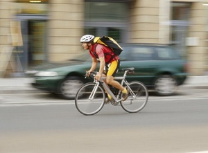 Geisterfahrende Radlerin verliert Recht auf Vorfahrt nicht
