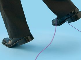 Fallstrick Stolpern Mann Anzug