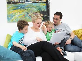 Familie am Laptop