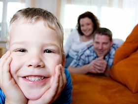 Familie lächelndes Kind