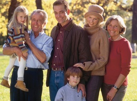 Familie mit Grosseltern und zwei Kindern, Halbportraet