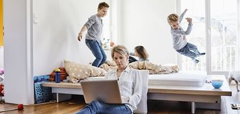 Familie Mutter Kinder Zimmer