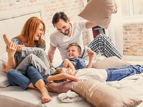 Familie Wohnung modern Kinder Frau Mann Bett