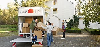 Familie zieht in ein Haus