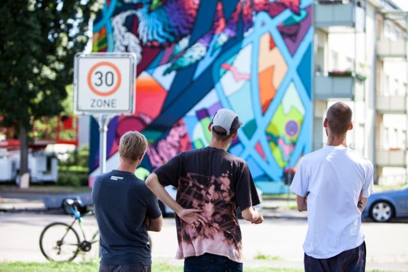 Anwohner betrachten Fassade