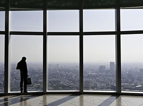 Fenster Ausblick mit Mann