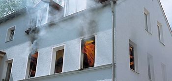 Fenster mit Rauchschwaden