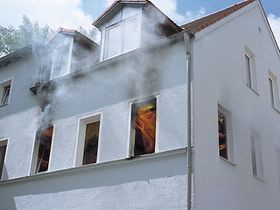Fenster mit Rauchschwaden