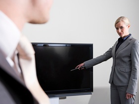 Flachbildmonitore,Flachbildschirm,Flachbildmonitor,Fernbedienung,Geschäftsfrauen,Geschaeftsfrauen,Ge