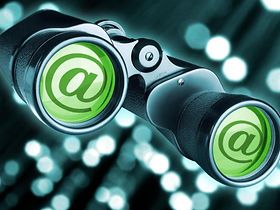 Fernglas mit @Zeichen im Sichtfeld