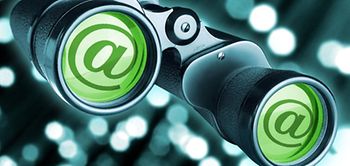 Fernglas mit @Zeichen im Sichtfeld