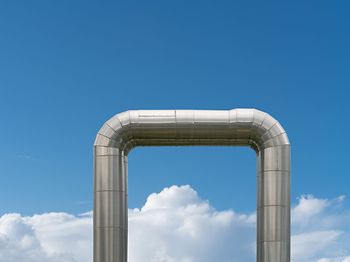 Fernwärme_Rohre gegen blauen Himmel